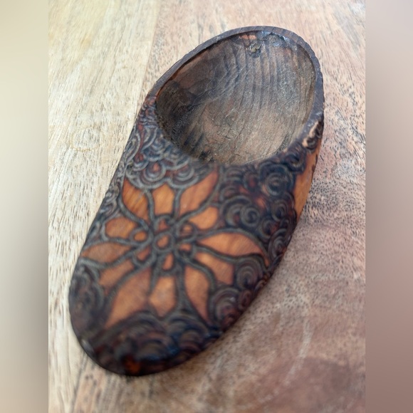Vintage Hand-carved Wooden Shoe Made in Poland . Engraved “eye of the sea” . - Picture 2 of 7
